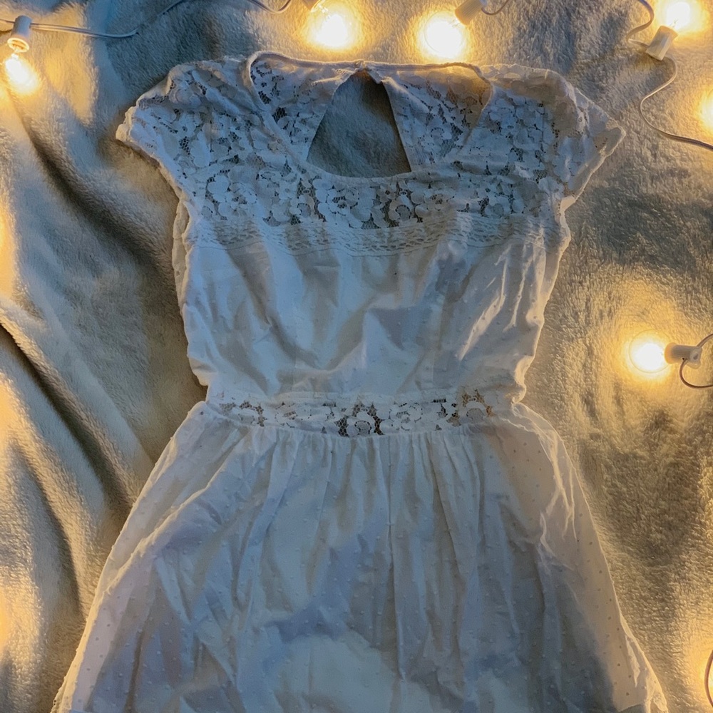 Hollister white short sleeved dress (lace details)